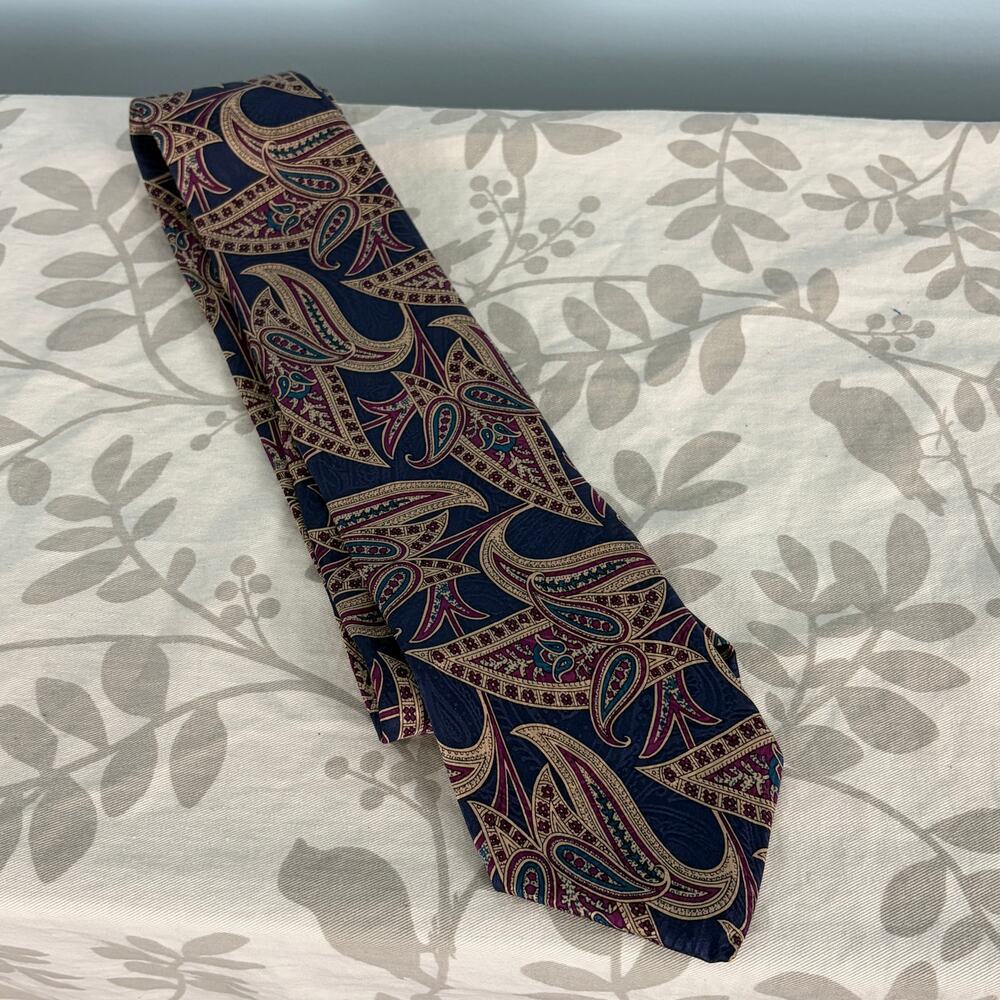 Liberty of London 100%.Silk Necktie paisley 56 in long 4 in wide classic
